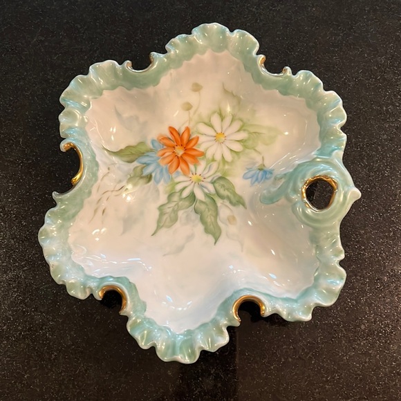 Beautiful Vintage Hand Painted Plate with Ruffled edges and Gold Trim - Picture 1 of 8